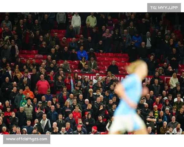 曼联球迷客场高歌助威，德比气氛升温