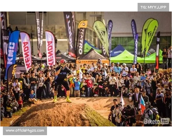 胖胎车观众参与土坡赛个人计时赛，虽排名靠后但成现场人气王